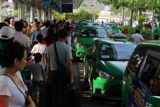 Người dân miền Tây đội nắng, chen chúc nhau tay xách nách mang trở lại Sài Gòn sau nghỉ lễ - Ảnh 7.