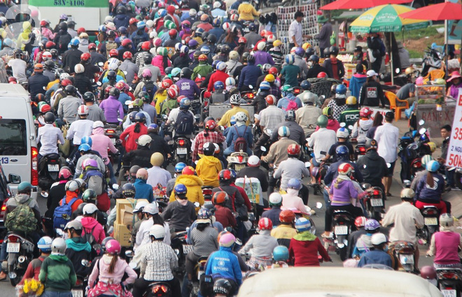 Người dân miền Tây đội nắng, chen chúc nhau tay xách nách mang trở lại Sài Gòn sau nghỉ lễ - Ảnh 4.