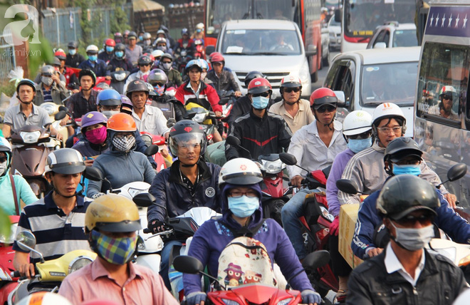 Người dân miền Tây đội nắng, chen chúc nhau tay xách nách mang trở lại Sài Gòn sau nghỉ lễ - Ảnh 5. Người dân miền Tây đội nắng, chen chúc nhau tay xách nách mang trở lại Sài Gòn sau nghỉ lễ - Ảnh 5.