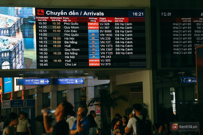 Hàng trăm hành khách trở lại Sài Gòn, chật vật đón taxi ở sân bay Tân Sơn Nhất sau kỳ nghỉ 4 ngày - Ảnh 1.