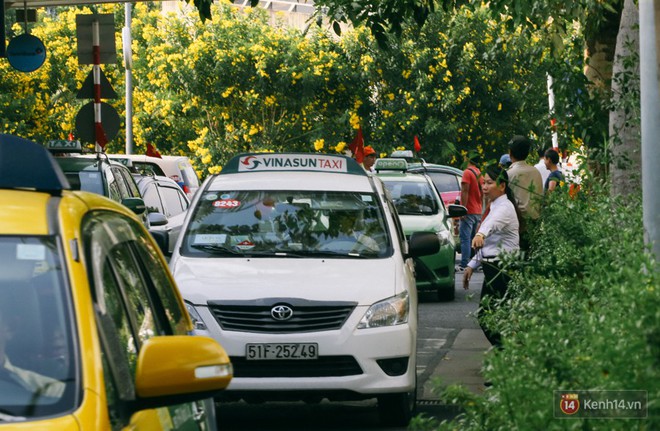 Hàng trăm hành khách trở lại Sài Gòn, chật vật đón taxi ở sân bay Tân Sơn Nhất sau kỳ nghỉ 4 ngày - Ảnh 13.