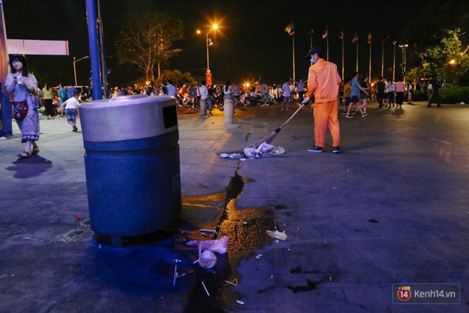 Rác ngập ngụa trên phố đi bộ Nguyễn Huệ và công viên sau màn pháo hoa mừng lễ 30/4 ở Sài Gòn - Ảnh 12.