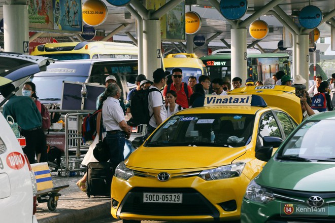Hàng trăm hành khách trở lại Sài Gòn, chật vật đón taxi ở sân bay Tân Sơn Nhất sau kỳ nghỉ 4 ngày - Ảnh 14.