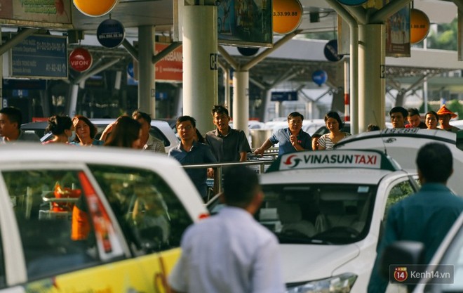 Hàng trăm hành khách trở lại Sài Gòn, chật vật đón taxi ở sân bay Tân Sơn Nhất sau kỳ nghỉ 4 ngày - Ảnh 15.