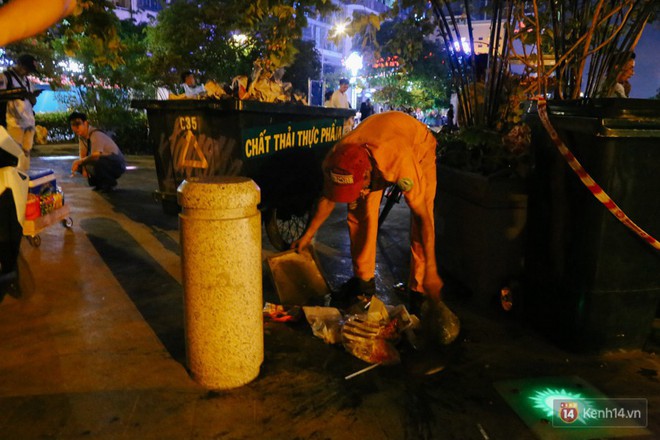 Rác ngập ngụa trên phố đi bộ Nguyễn Huệ và công viên sau màn pháo hoa mừng lễ 30/4 ở Sài Gòn - Ảnh 14.