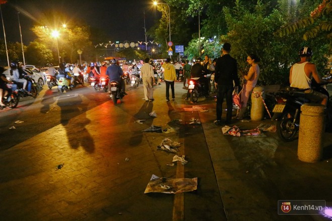 Rác ngập ngụa trên phố đi bộ Nguyễn Huệ và công viên sau màn pháo hoa mừng lễ 30/4 ở Sài Gòn - Ảnh 15.