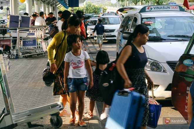 Hàng trăm hành khách trở lại Sài Gòn, chật vật đón taxi ở sân bay Tân Sơn Nhất sau kỳ nghỉ 4 ngày - Ảnh 17.