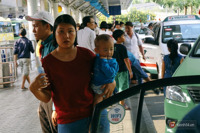 Hàng trăm hành khách trở lại Sài Gòn, chật vật đón taxi ở sân bay Tân Sơn Nhất sau kỳ nghỉ 4 ngày - Ảnh 18.