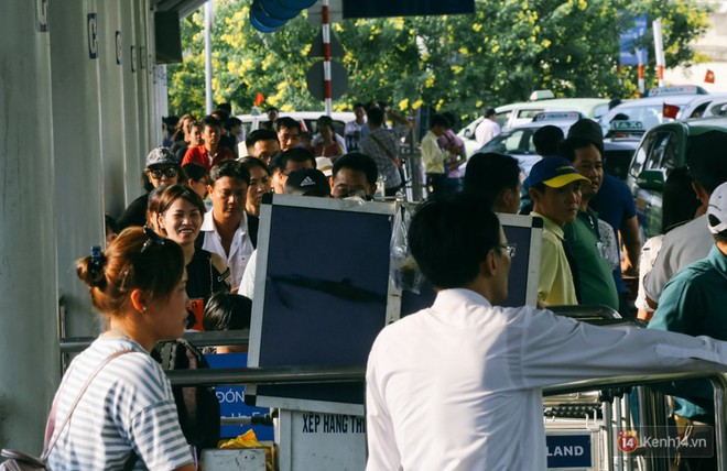 Hàng trăm hành khách trở lại Sài Gòn, chật vật đón taxi ở sân bay Tân Sơn Nhất sau kỳ nghỉ 4 ngày - Ảnh 19.