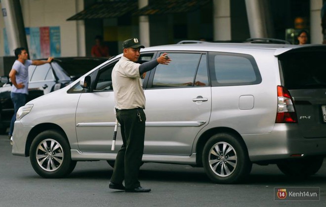 Hàng trăm hành khách trở lại Sài Gòn, chật vật đón taxi ở sân bay Tân Sơn Nhất sau kỳ nghỉ 4 ngày - Ảnh 20.