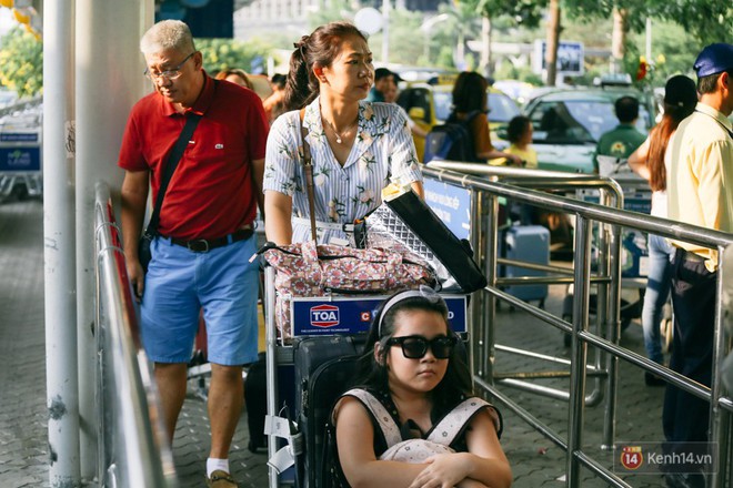 Hàng trăm hành khách trở lại Sài Gòn, chật vật đón taxi ở sân bay Tân Sơn Nhất sau kỳ nghỉ 4 ngày - Ảnh 6.