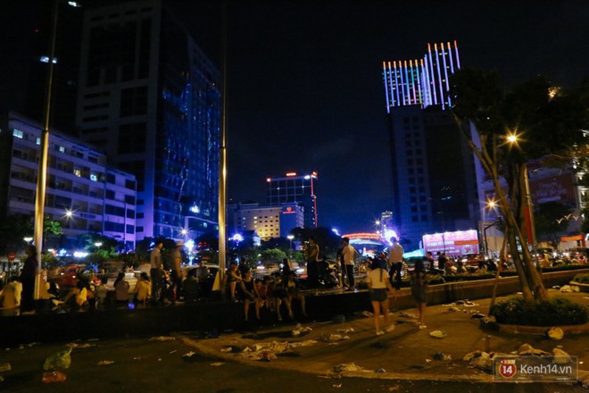 Rác ngập ngụa trên phố đi bộ Nguyễn Huệ và công viên sau màn pháo hoa mừng lễ 30/4 ở Sài Gòn - Ảnh 8.