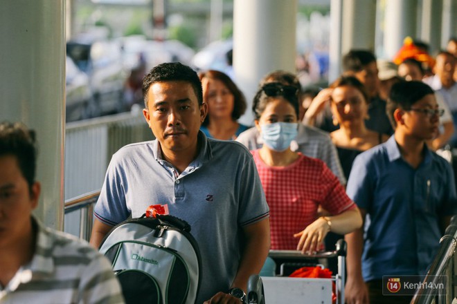 Hàng trăm hành khách trở lại Sài Gòn, chật vật đón taxi ở sân bay Tân Sơn Nhất sau kỳ nghỉ 4 ngày - Ảnh 10.