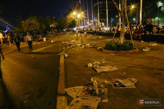 Rác ngập ngụa trên phố đi bộ Nguyễn Huệ và công viên sau màn pháo hoa mừng lễ 30/4 ở Sài Gòn - Ảnh 9.