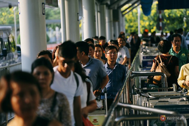 Hàng trăm hành khách trở lại Sài Gòn, chật vật đón taxi ở sân bay Tân Sơn Nhất sau kỳ nghỉ 4 ngày - Ảnh 11.