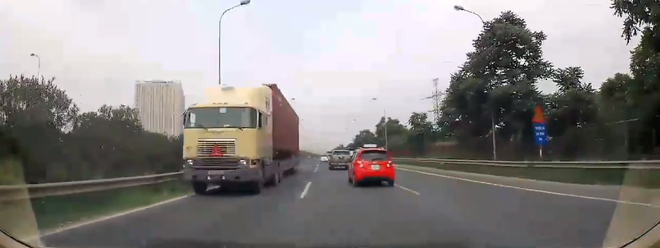 Clip: Hoảng hồn xe container ngang nhiên phóng ngược chiều trên Đại lộ Thăng Long - Ảnh 2. Clip: Hoảng hồn xe container ngang nhiên phóng ngược chiều trên Đại lộ Thăng Long - Ảnh 2.