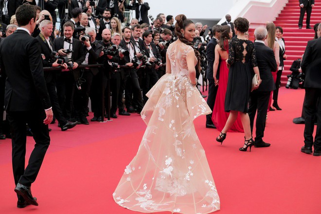 Lý Nhã Kỳ hóa báo đen kiêu kỳ khoe trọn vẹn vẻ đẹp lộng lẫy trên thảm đỏ Cannes - Ảnh 7.