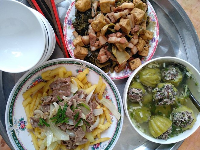 Bức ảnh mâm cơm 5 người ăn chưa đến 30 nghìn, lại vừa bế con vừa nấu của mẹ trẻ gây tranh cãi - Ảnh 12.