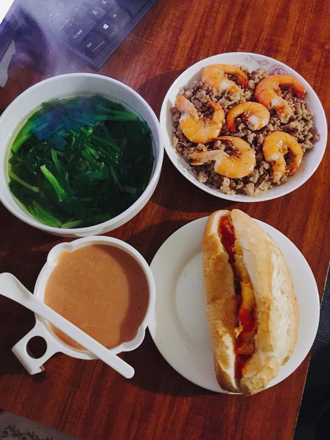 Bức ảnh mâm cơm 5 người ăn chưa đến 30 nghìn, lại vừa bế con vừa nấu của mẹ trẻ gây tranh cãi - Ảnh 13.