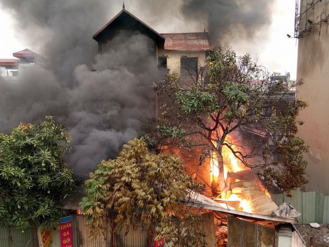 Hà Nội: Cháy lớn nhà dân ở chân cầu Vĩnh Tuy, một cụ bà 90 tuổi chết ngạt - Ảnh 1.