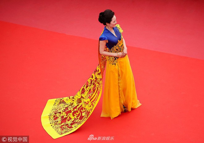Sao Trung Quốc làm loạn thảm đỏ Cannes: Người hở nguyên vòng 1, kẻ diện long bào nhái Phạm Băng Băng - Ảnh 7.