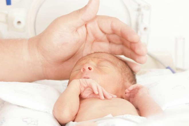 Hình ảnh em bé 7 tuần tuổi co giật, chảy máu não cho thấy vì sao luôn cần bảo vệ thóp trẻ sơ sinh thật cẩn thận - Ảnh 6.