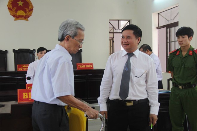 Xét xử phúc thẩm ông lão 77 tuổi dâm ô trẻ em ở Vũng Tàu: Sửa bản án sơ thẩm từ 3 năm tù giam thành 18 tháng tù treo - Ảnh 18.