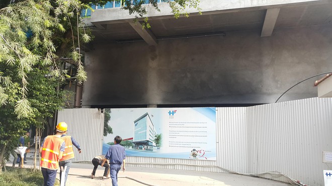 Cháy ở BV Việt Pháp, hàng chục xe máy cháy sém, công nhân tháo chạy - Ảnh 4. Cháy ở BV Việt Pháp, hàng chục xe máy cháy sém, công nhân tháo chạy - Ảnh 4.