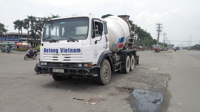 2 người đàn ông nhập viện cấp cứu do tai nạn hy hữu trên đường phố Sài Gòn - Ảnh 1.