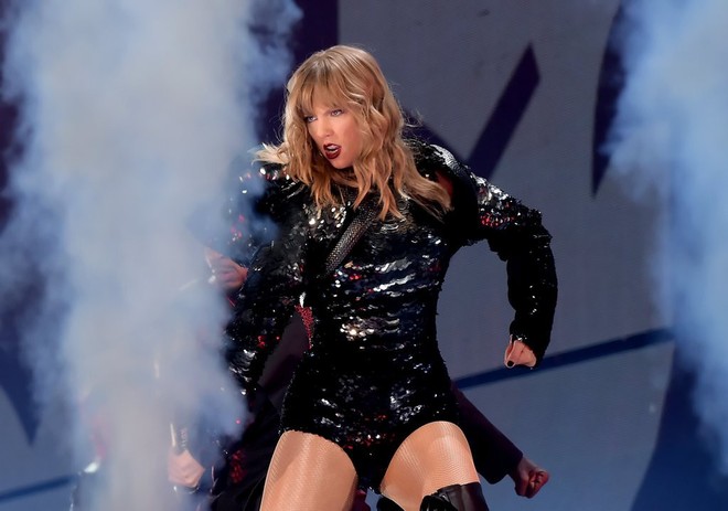 Thời trang tour diễn Reputation: Taylor Swift thay đồ 9 lần, dù béo lên nhưng diện bộ nào cũng sexy và quyền lực - Ảnh 1.