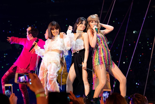Thời trang tour diễn Reputation: Taylor Swift thay đồ 9 lần, dù béo lên nhưng diện bộ nào cũng sexy và quyền lực - Ảnh 4.