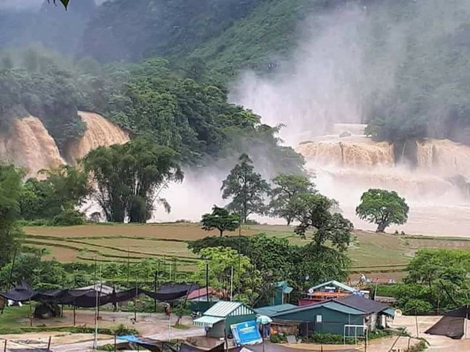 Cao Bằng: Hơn 50 người bị mắc kẹt sau trận mưa lịch sử gây ngập lụt - Ảnh 1.