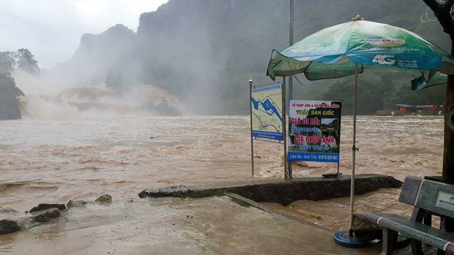 Cao Bằng: Hơn 50 người bị mắc kẹt sau trận mưa lịch sử gây ngập lụt - Ảnh 2.