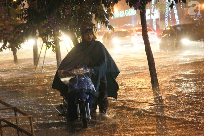 Đường Hà Nội ngập sâu, nhiều người ngã nhào trong mưa lớn - Ảnh 2.