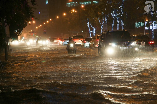 Đường Hà Nội ngập sâu, nhiều người ngã nhào trong mưa lớn - Ảnh 10.