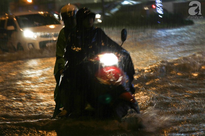 Đường Hà Nội ngập sâu, nhiều người ngã nhào trong mưa lớn - Ảnh 7.