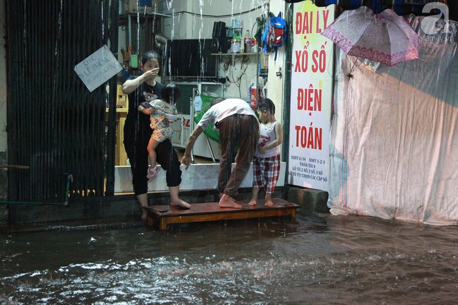 Đường Hà Nội ngập sâu, nhiều người ngã nhào trong mưa lớn - Ảnh 6.