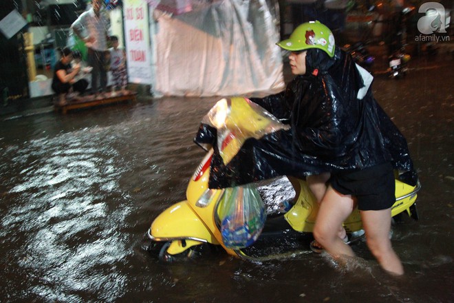 Đường Hà Nội ngập sâu, nhiều người ngã nhào trong mưa lớn - Ảnh 8.