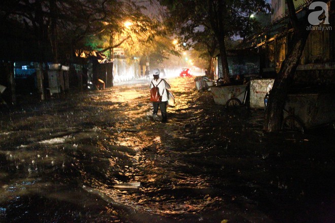 Đường Hà Nội ngập sâu, nhiều người ngã nhào trong mưa lớn - Ảnh 5.