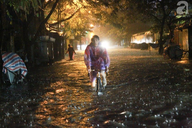 Đường Hà Nội ngập sâu, nhiều người ngã nhào trong mưa lớn - Ảnh 4.
