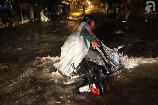 Đường Hà Nội ngập sâu, nhiều người ngã nhào trong mưa lớn - Ảnh 3.