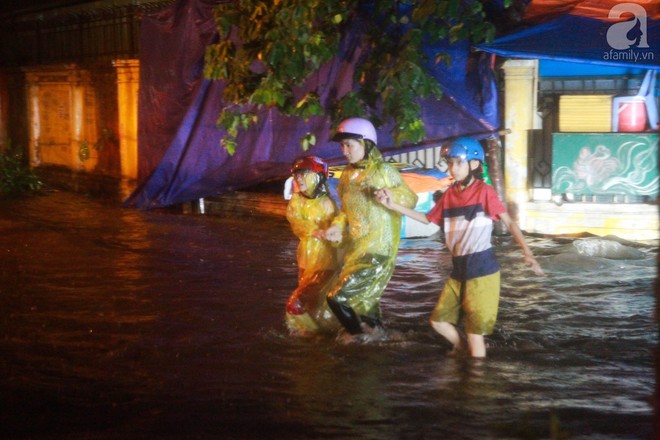 Đường Hà Nội ngập sâu, nhiều người ngã nhào trong mưa lớn - Ảnh 1.