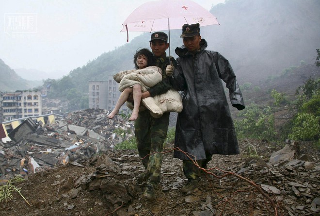 Những hình ảnh tang thương, không thể nào quên đối với người dân Tứ Xuyên trong cơn đại địa chấn 10 năm trước - Ảnh 9.