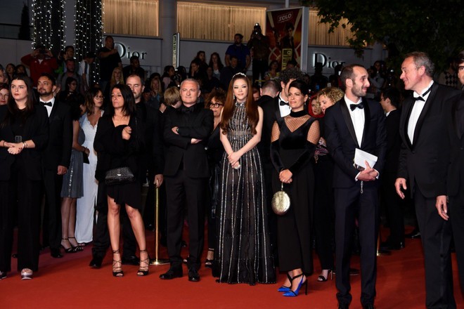 Lý Nhã Kỳ bỗng hóa “bầu trời đêm lấp lánh” với váy đen xuyên thấu trên thảm đỏ Cannes - Ảnh 9.