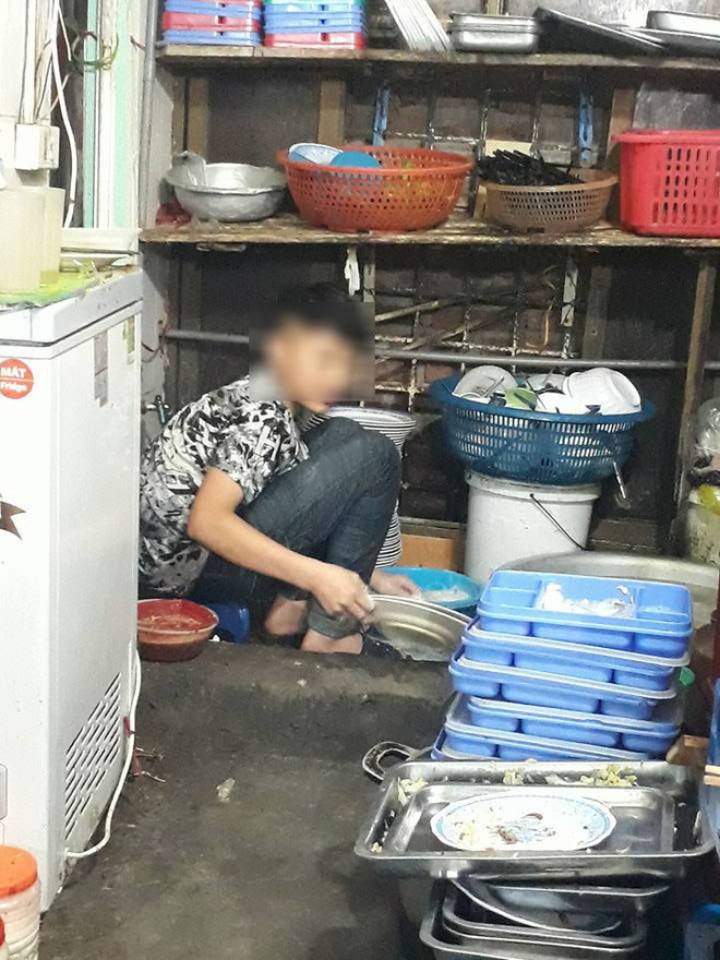 Câu chuyện của cậu bé 15 tuổi vất vả mưu sinh nơi phố thị phồn hoa khiến dân mạng chạnh lòng, xúc động - Ảnh 2.