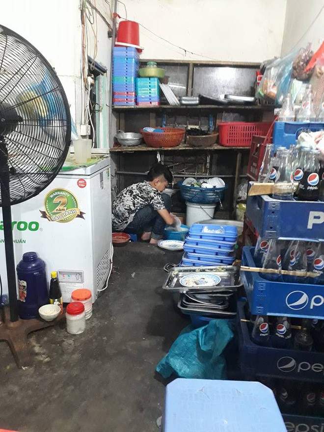 Câu chuyện của cậu bé 15 tuổi vất vả mưu sinh nơi phố thị phồn hoa khiến dân mạng chạnh lòng, xúc động - Ảnh 3.