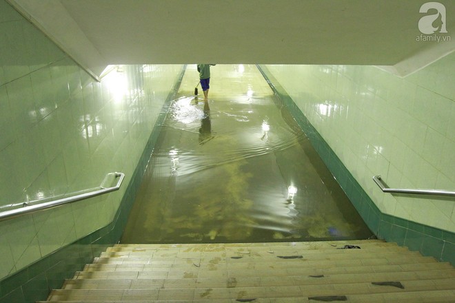 Hà Nội: Nhiều hầm đi bộ vẫn ngập nước gần một ngày sau cơn mưa lớn - Ảnh 5.