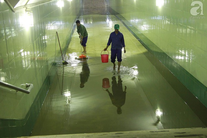 Hà Nội: Nhiều hầm đi bộ vẫn ngập nước gần một ngày sau cơn mưa lớn - Ảnh 4.