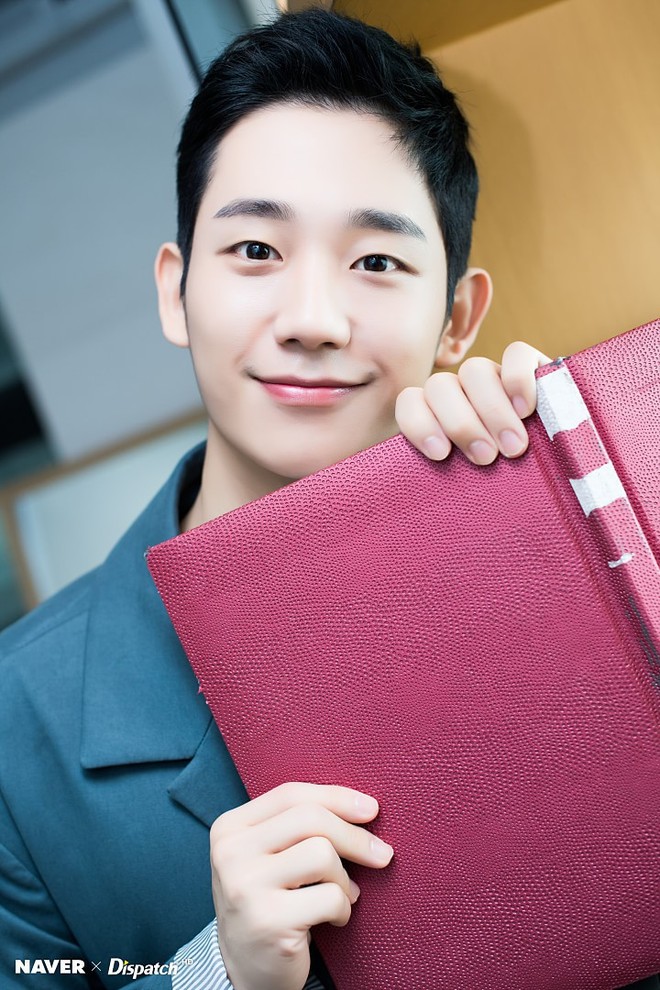 Dispatch tung bộ ảnh Jung Hae In: Đẳng cấp mỹ nam khiến chị đẹp mê mẩn là đây! - Ảnh 5.