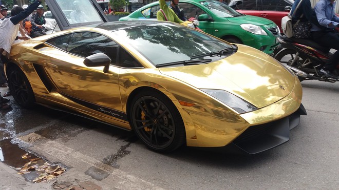 Hà Nội: Lamborghini bạc tỷ bốc khói nghi ngút giữa phố, người dân hiếu kỳ vây quanh - Ảnh 6.